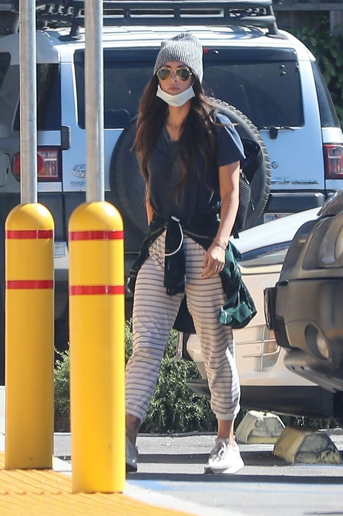 Megan Fox arrives local CVS Pharmacy in Woodland Hills 2020/04/15