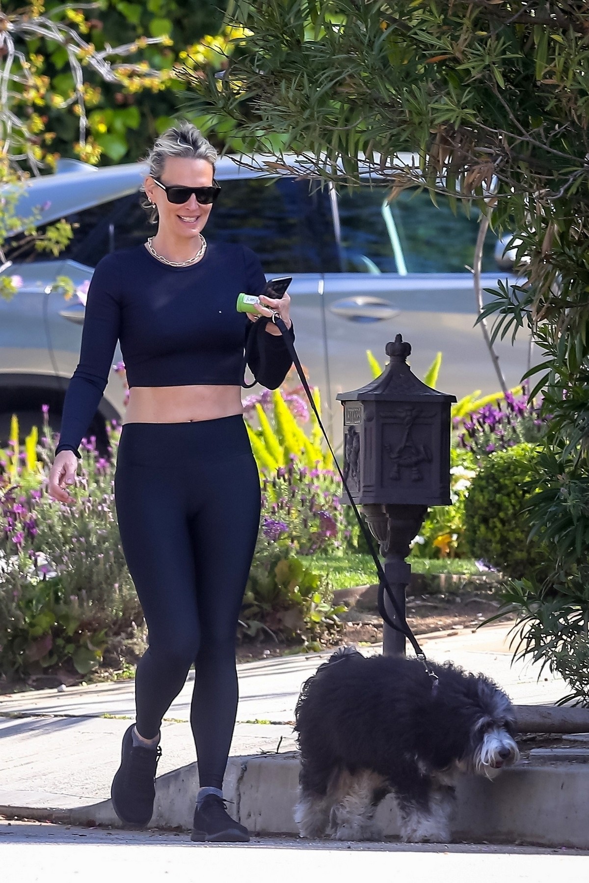 Molly Sims with her dog for a Morning Walk in Brentwood 2020/03/29