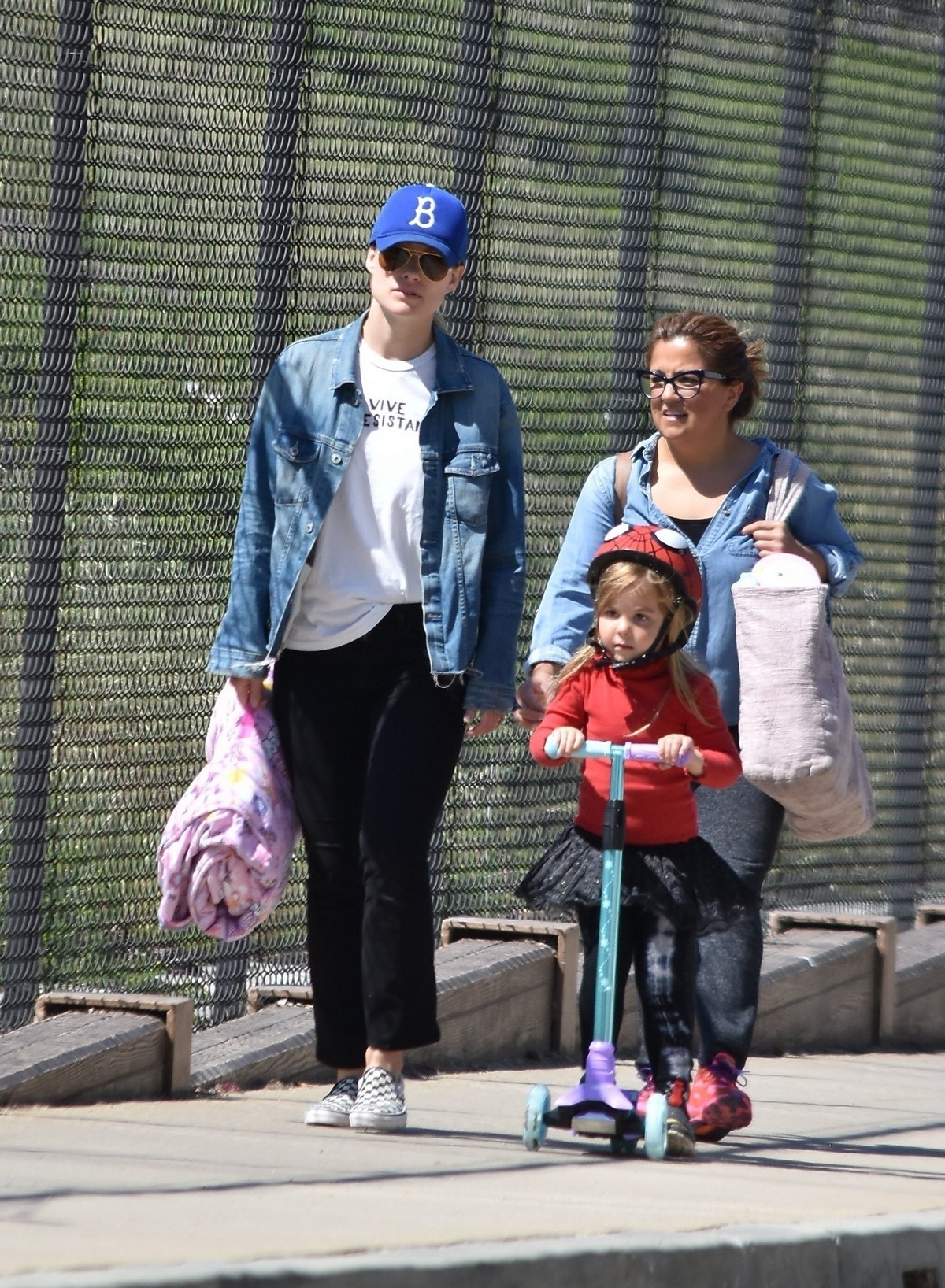 Olivia Wilde and the kids take a morning walk in Los Angeles 2020/03/31