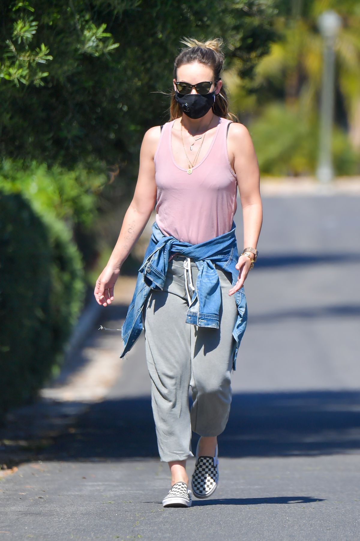 Olivia Wilde maintains social distancing walk with a friend in Santa Monica 2020/04/14