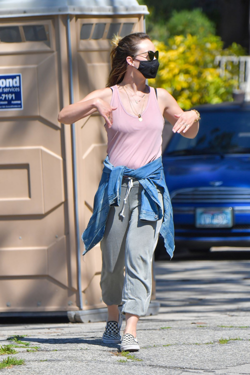 Olivia Wilde maintains social distancing walk with a friend in Santa Monica 2020/04/14 12