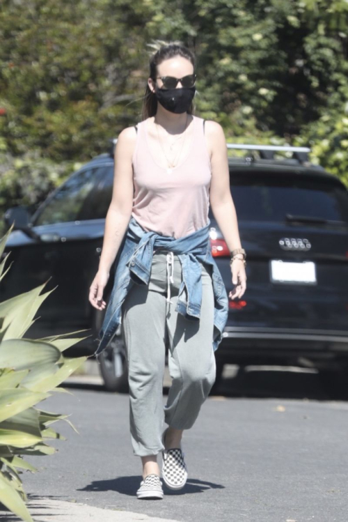 Olivia Wilde maintains social distancing walk with a friend in Santa Monica 2020/04/14 1