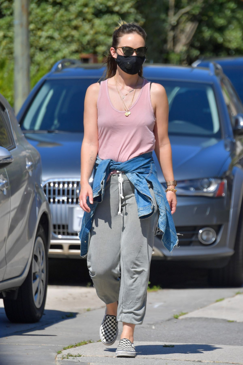 Olivia Wilde maintains social distancing walk with a friend in Santa Monica 2020/04/14 2