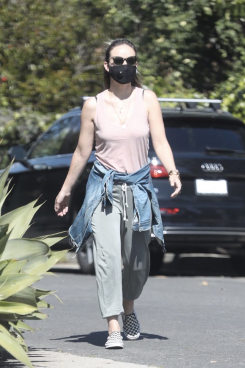 Olivia Wilde maintains social distancing walk with a friend in Santa Monica 2020/04/14 3