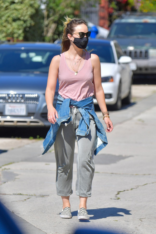 Olivia Wilde maintains social distancing walk with a friend in Santa Monica 2020/04/14 5