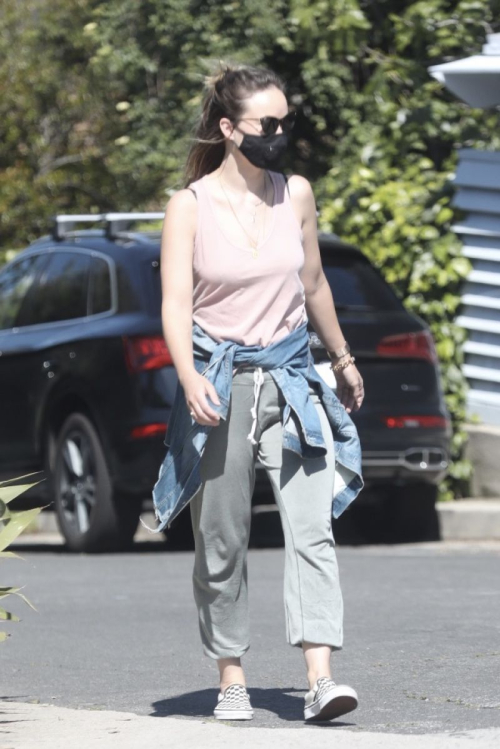 Olivia Wilde maintains social distancing walk with a friend in Santa Monica 2020/04/14 7