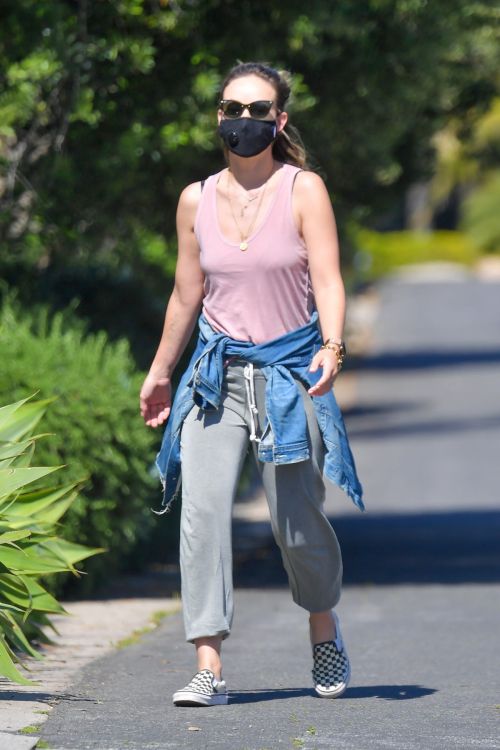 Olivia Wilde maintains social distancing walk with a friend in Santa Monica 2020/04/14 8