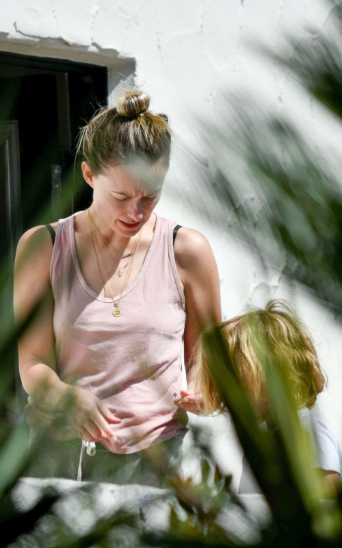 Olivia Wilde makeup-free during Quarantine out in Silverlake, California 2020/04/14 9