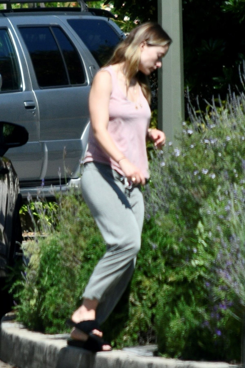 Olivia Wilde makeup-free during Quarantine out in Silverlake, California 2020/04/14 10