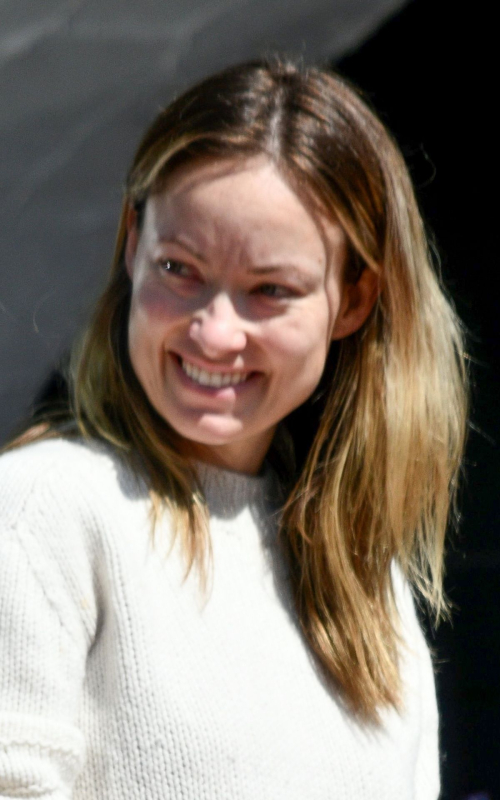 Olivia Wilde makeup-free during Quarantine out in Silverlake, California 2020/04/14 12