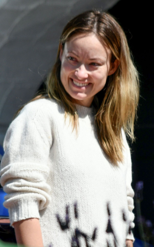 Olivia Wilde makeup-free during Quarantine out in Silverlake, California 2020/04/14 2