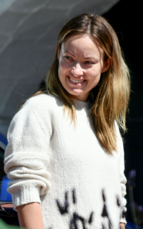 Olivia Wilde makeup-free during Quarantine out in Silverlake, California 2020/04/14 5