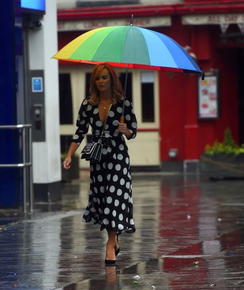 Amanda Holden Arrives on a Rainy Day at Global Radio in London 2020/06/11 4
