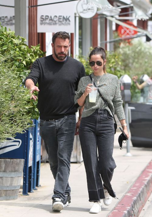 Ana de Armas and Ben Affleck at Brentwood Country Mart 2020/06/20 7