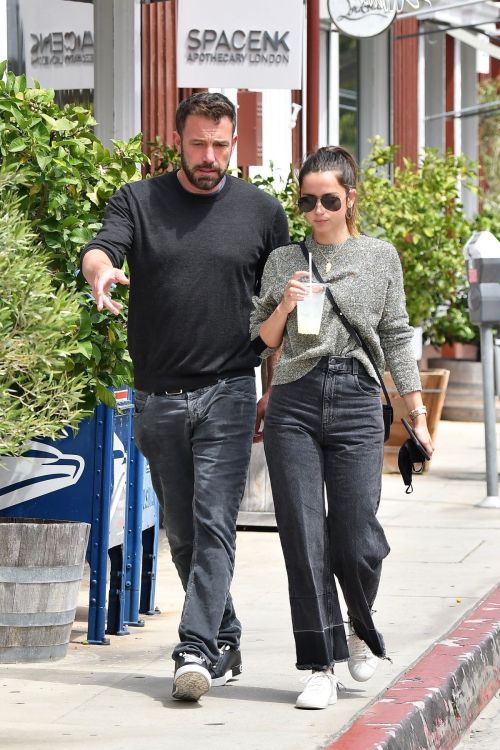 Ana de Armas and Ben Affleck at Brentwood Country Mart 2020/06/20 10