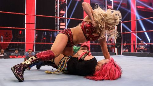 Asuka vs. Charlotte Flair - Champion vs. Champion Match: Raw 2020/06/01 6