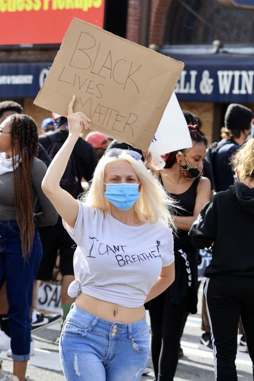Courtney Stodden at a Black Lives Matter Protest in Los Angeles 2020/06/01 6