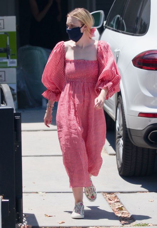 Dakota Fanning Leaves Her New Home in Los Angeles 2020/06/12 1