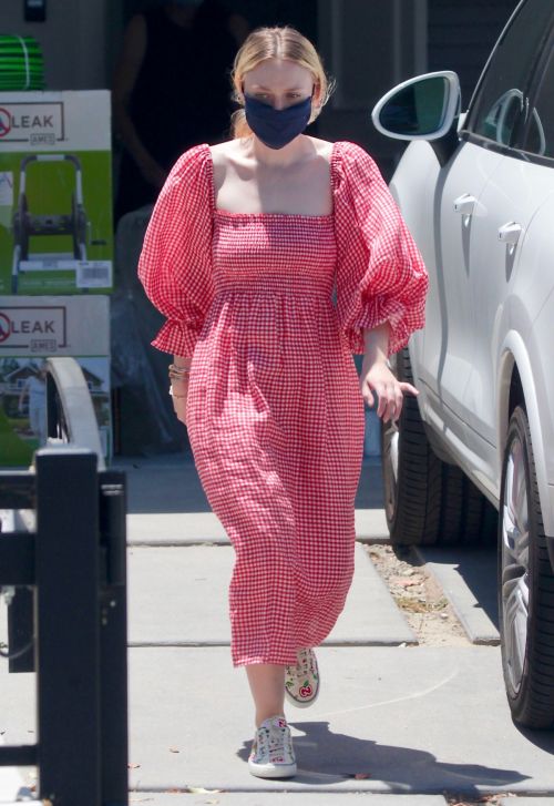 Dakota Fanning Leaves Her New Home in Los Angeles 2020/06/12 6