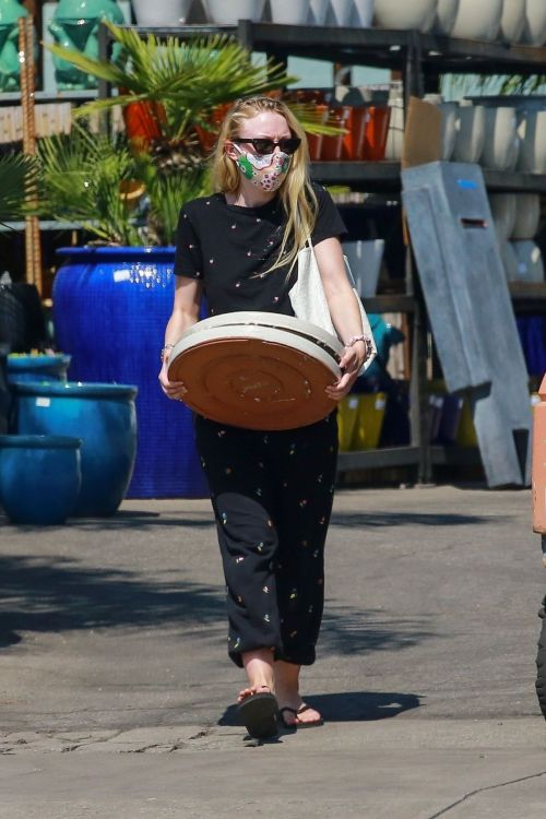 Dakota Fanning Shopping at a Plant Nursery in Los Angeles 2020/06/04