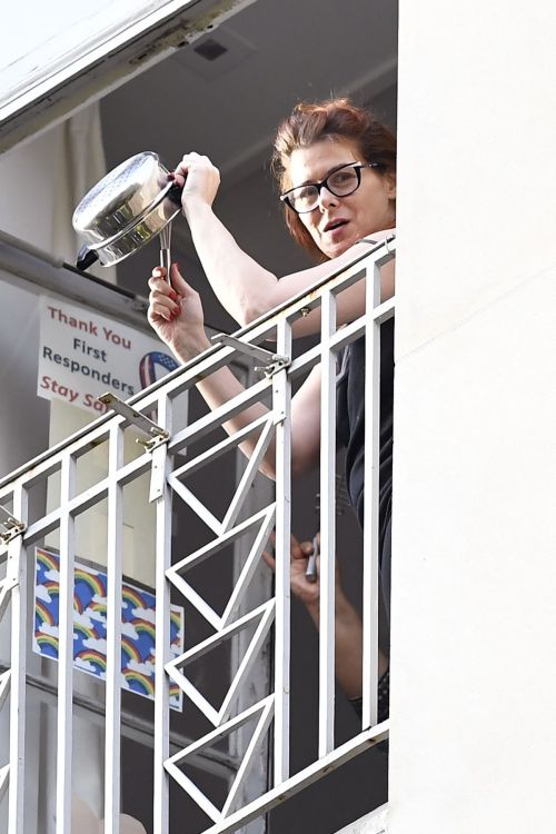 Debra Messing Cheering First Responders from Her Balcony in New York 2020/06/15 9