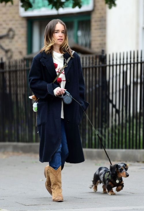 Emilia Clarke Out with Her Dog in London 2020/06/06 12