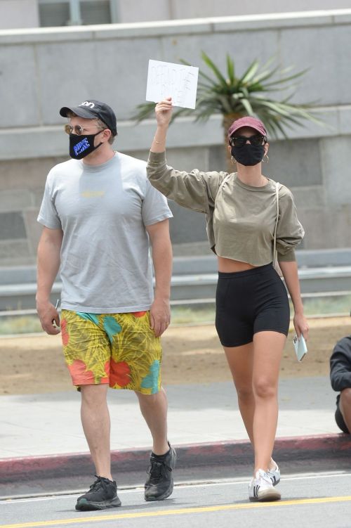 Emily Ratajkowski at Black Lives Matter Protest in Los Angeles 2020/06/02 5