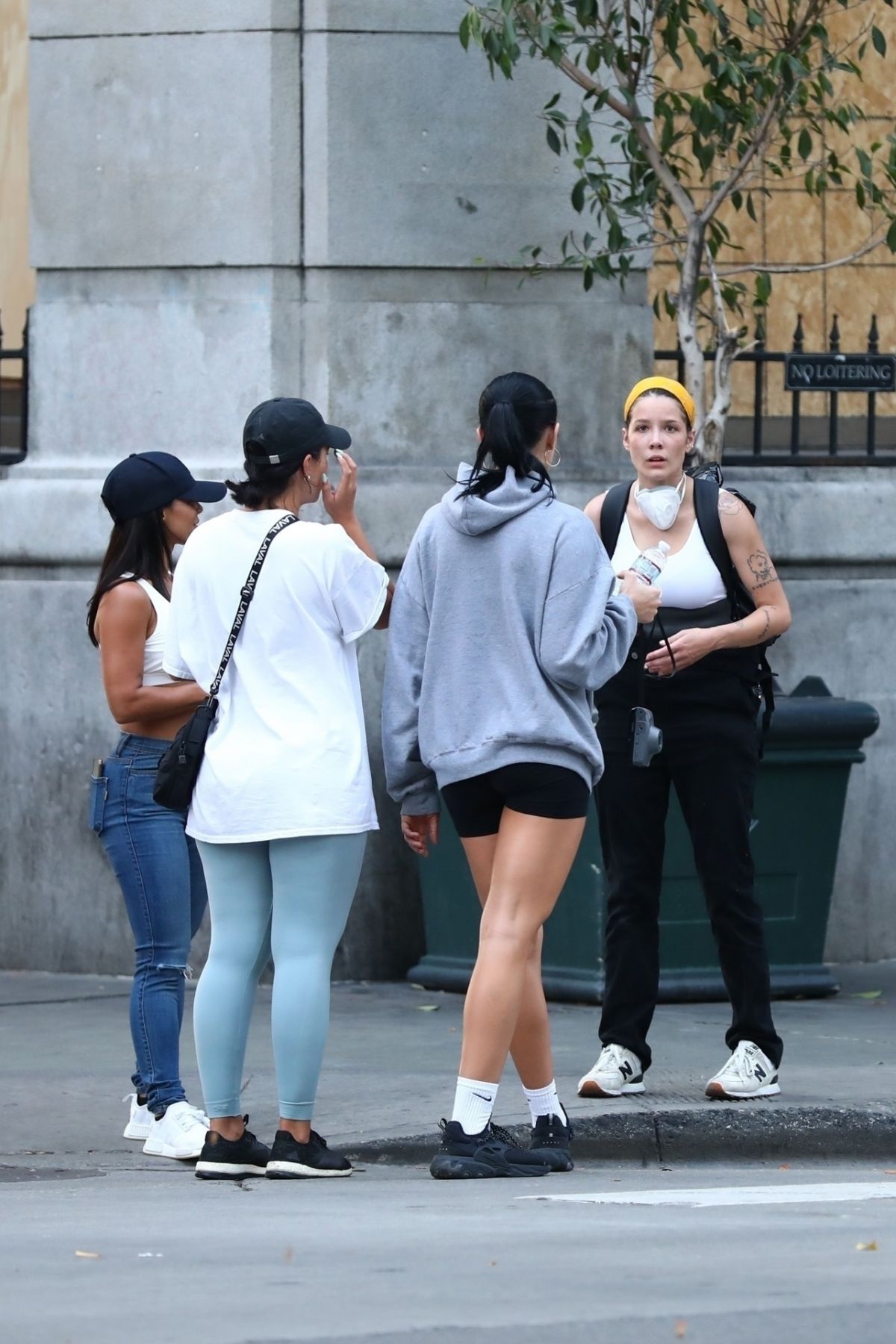 Halsey Out to Protest with Friends in Los Angeles 2020/06/04