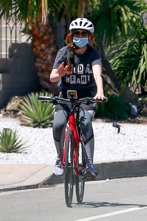 Isla Fisher Riding her Bike Out in Los Angeles 2020/06/07 3