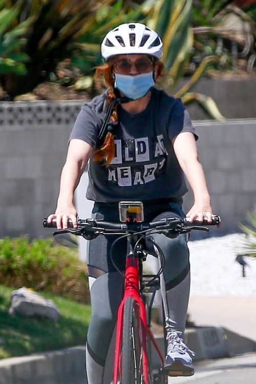 Isla Fisher Riding her Bike Out in Los Angeles 2020/06/07 9