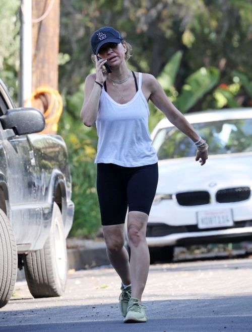 Jennifer Meyer Out Hiking in Pacific Palisades 2020/06/03