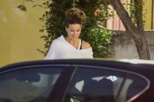 Kate Beckinsale and Goody Grace at In-N-Out Burger in Los Angeles 2020/06/06 5