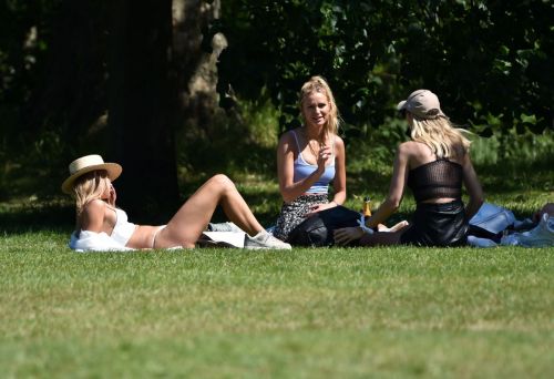 Kimberley Garner with Friends at Hyde Park in London 2020/06/06 1