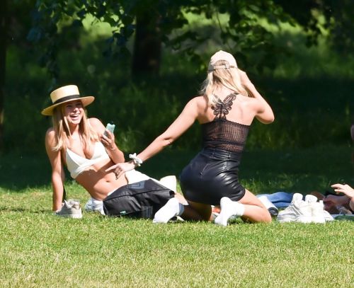 Kimberley Garner with Friends at Hyde Park in London 2020/06/06 9