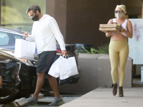 Lady Gaga in Tights Picking Up Food in Malibu 2020/06/14 15