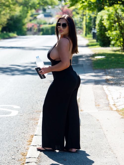 Lauren Goodger Out and About in Essex 2020/04/26 4