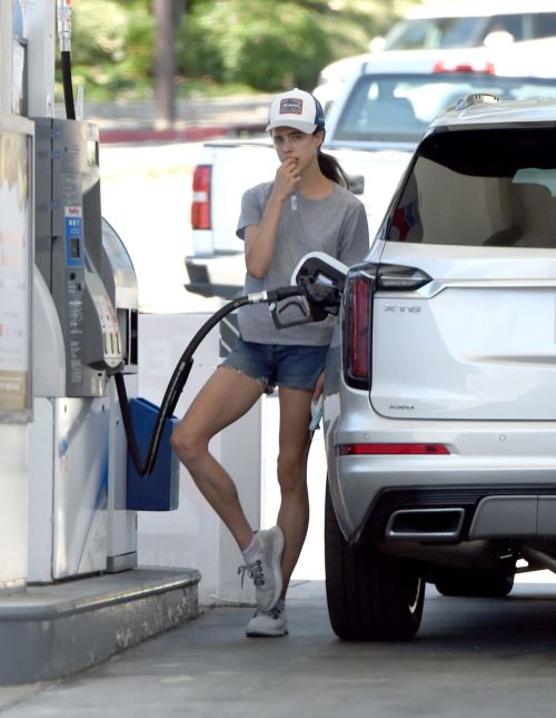 Margaret Qualley at a Gas Station in Los Angeles 2020/06/14 2