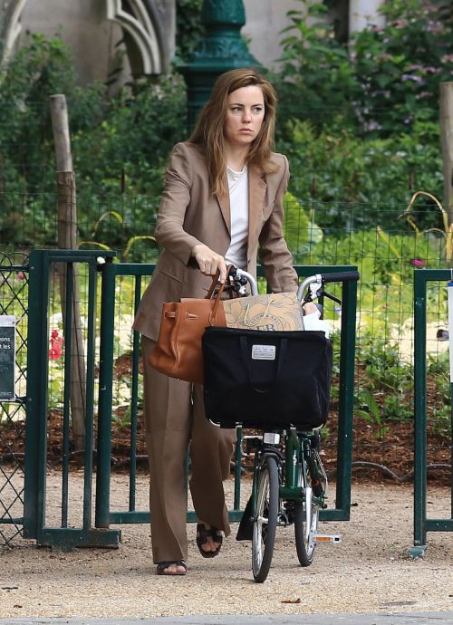 Melissa George Riding a Bike Out in Paris 2020/06/10 1