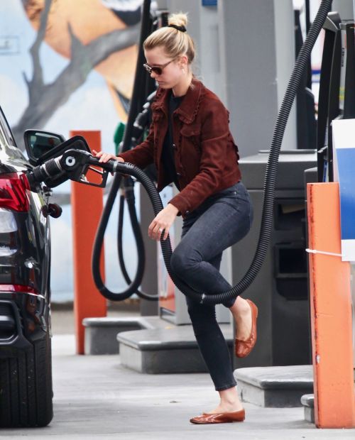 Mia Goth at a Gas Station in Los Angeles 2020/06/08 8