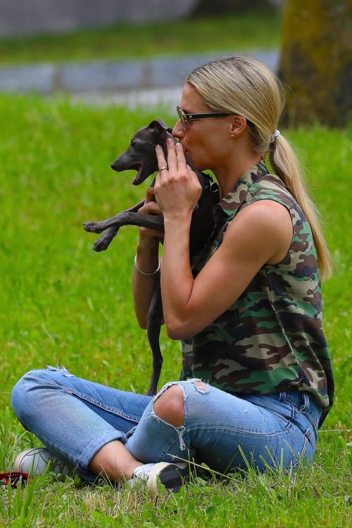 Michelle Hunziker Out with her Dogs in a Park in Bergamo 2020/06/02 12