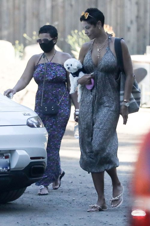 Nicole Murphy Out and About in Malibu 2020/06/14 2