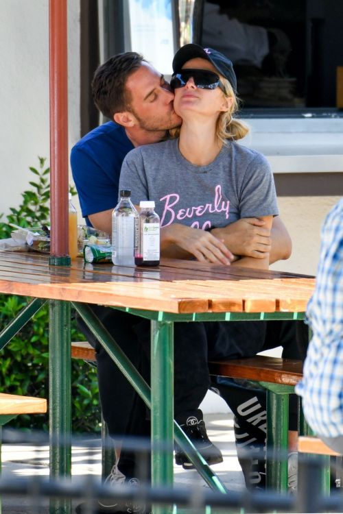 Paris Hilton and Carter Reum Out for Lunch in Malibu 2020/06/07 3