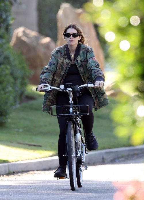 Pregnant Katherine Schwarzenegger Out Riding Bike in Los Angeles 2020/06/13 8