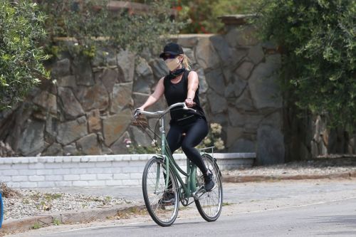 Reese Witherspoon Out Riding a Bike in Malibu 2020/06/12 4