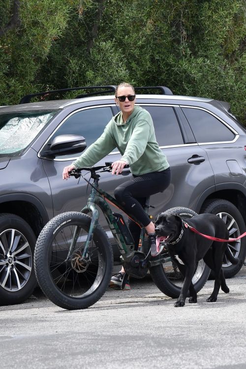 Robin Wright Enjoy Riding a Bike with her husband Clement Giraudet in Brentwood 2020/06/02