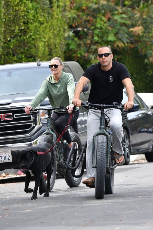 Robin Wright Enjoy Riding a Bike with her husband Clement Giraudet in Brentwood 2020/06/02 1