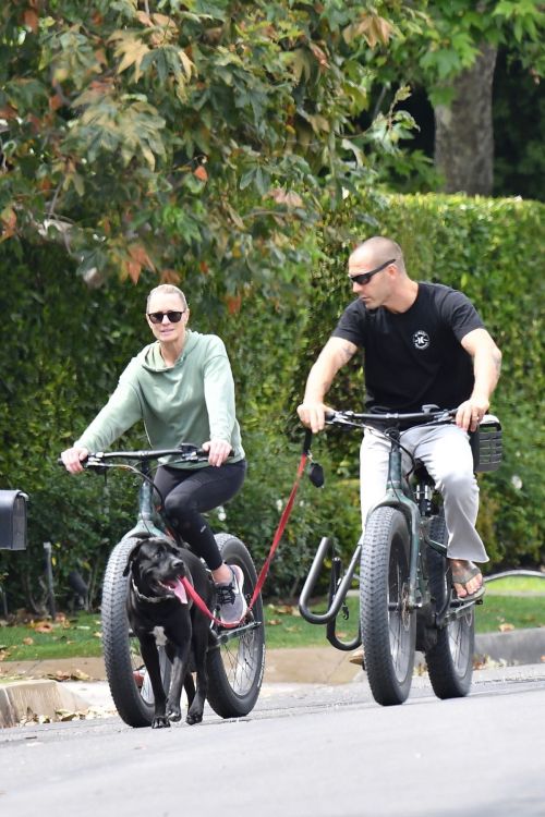 Robin Wright Enjoy Riding a Bike with her husband Clement Giraudet in Brentwood 2020/06/02 4