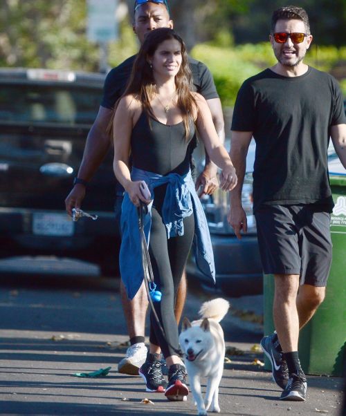 Sara Sampaio Out with Her Dog Kyta in Los Angeles 2020/06/07 1