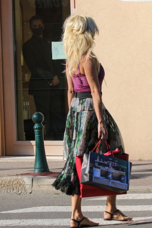 Victoria Silvstedt Out Shopping in Saint Tropez 2020/05/31 1