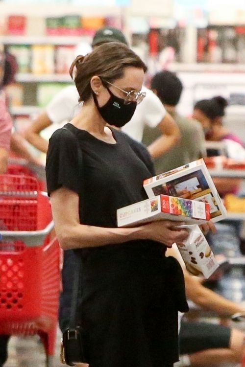 Angelina Jolie Out Shopping in West Hollywood 2020/09/19 4